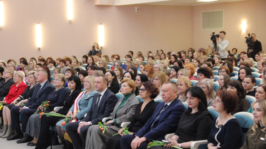 В Саратове женщинам торжественно вручили награды от Президента