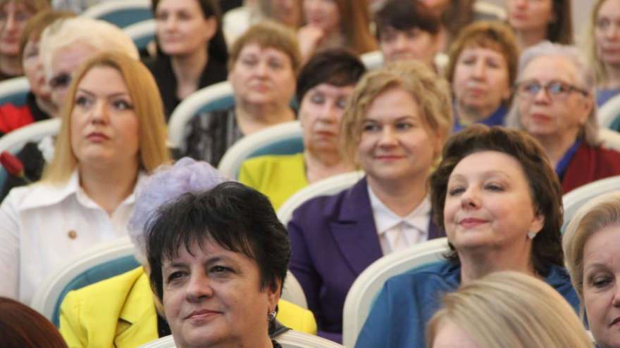 В Саратове женщинам торжественно вручили награды от Президента
