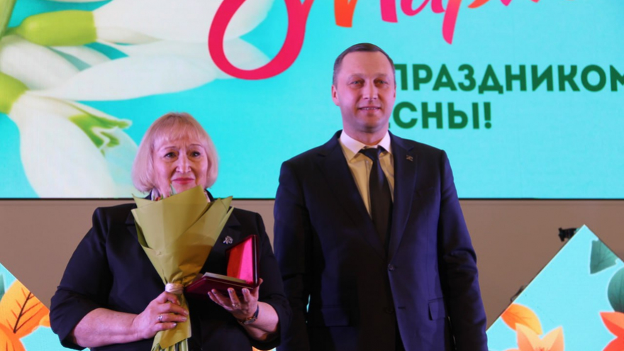 В Саратове женщинам торжественно вручили награды от Президента