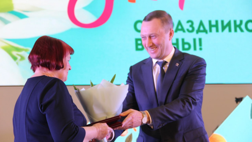 В Саратове женщинам торжественно вручили награды от Президента