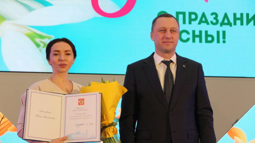 В Саратове женщинам торжественно вручили награды от Президента