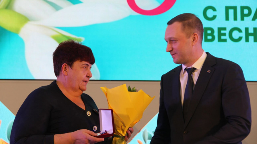 В Саратове женщинам торжественно вручили награды от Президента