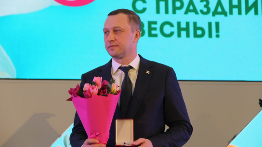 В Саратове женщинам торжественно вручили награды от Президента