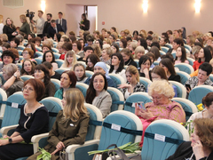 В Саратове женщинам торжественно вручили награды от Президента