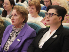 В Саратове женщинам торжественно вручили награды от Президента