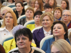В Саратове женщинам торжественно вручили награды от Президента