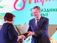 В Саратове женщинам торжественно вручили награды от Президента