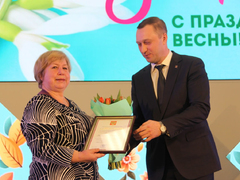 В Саратове женщинам торжественно вручили награды от Президента