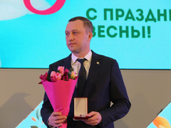 В Саратове женщинам торжественно вручили награды от Президента