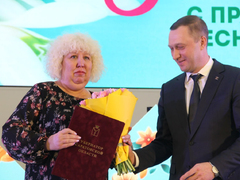 В Саратове женщинам торжественно вручили награды от Президента