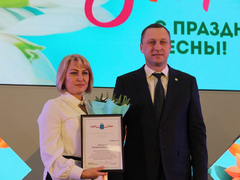 В Саратове женщинам торжественно вручили награды от Президента