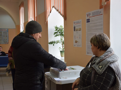 Выборы. В Саратовской области избирателям дарили брелоки и шоколадки