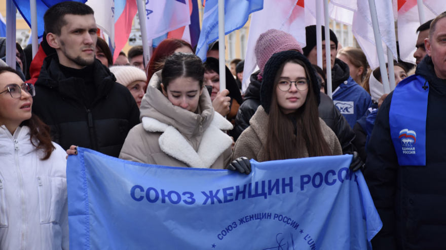 Тысячи людей пришли на крымский митинг в центре Саратова