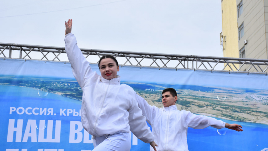 Тысячи людей пришли на крымский митинг в центре Саратова