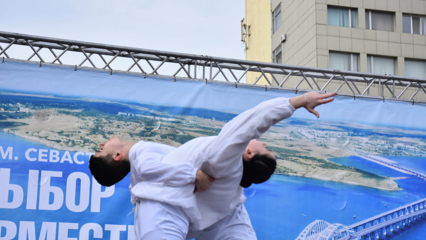 Тысячи людей пришли на крымский митинг в центре Саратова