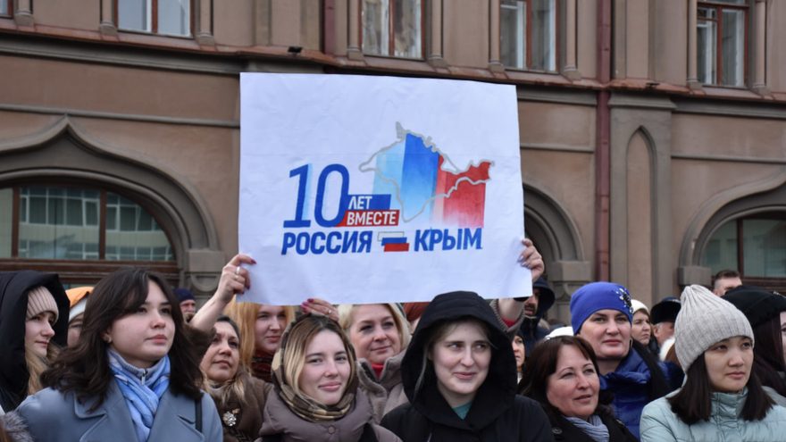Тысячи людей пришли на крымский митинг в центре Саратова