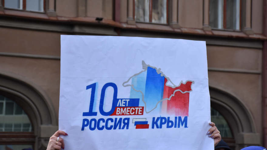 Тысячи людей пришли на крымский митинг в центре Саратова