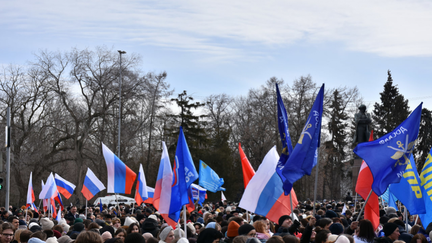 Тысячи людей пришли на крымский митинг в центре Саратова