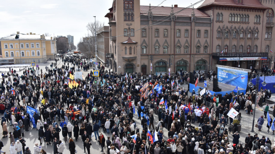 Тысячи людей пришли на крымский митинг в центре Саратова