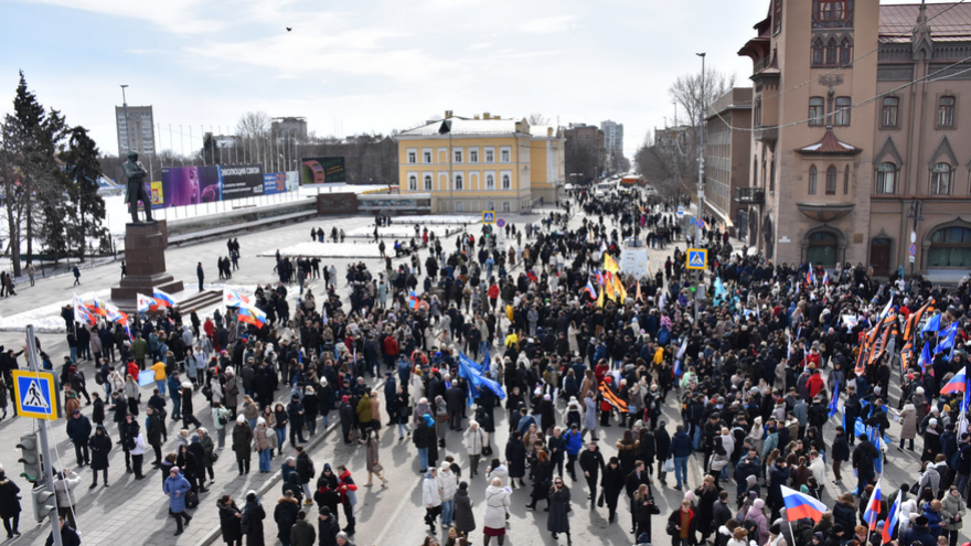 Тысячи людей пришли на крымский митинг в центре Саратова