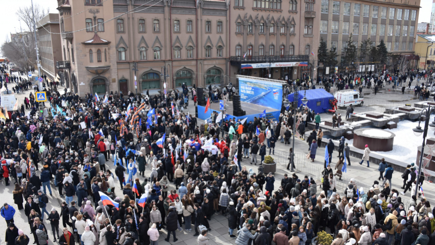 Тысячи людей пришли на крымский митинг в центре Саратова