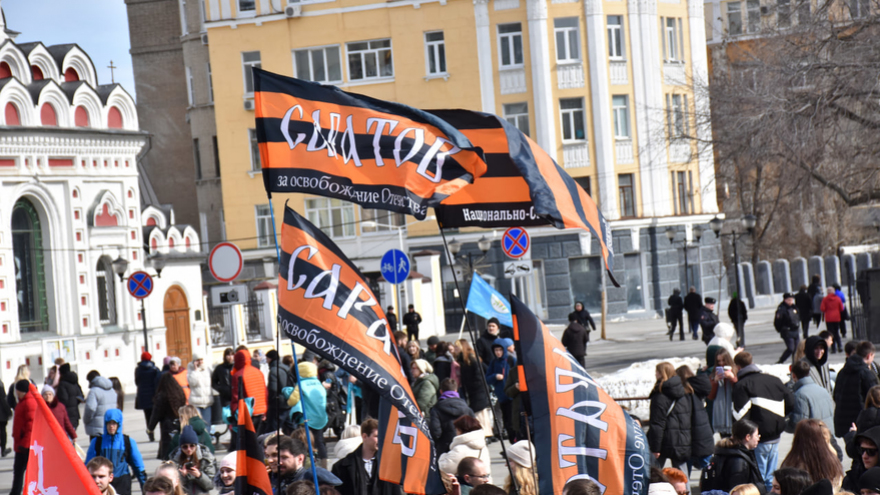 Тысячи людей пришли на крымский митинг в центре Саратова