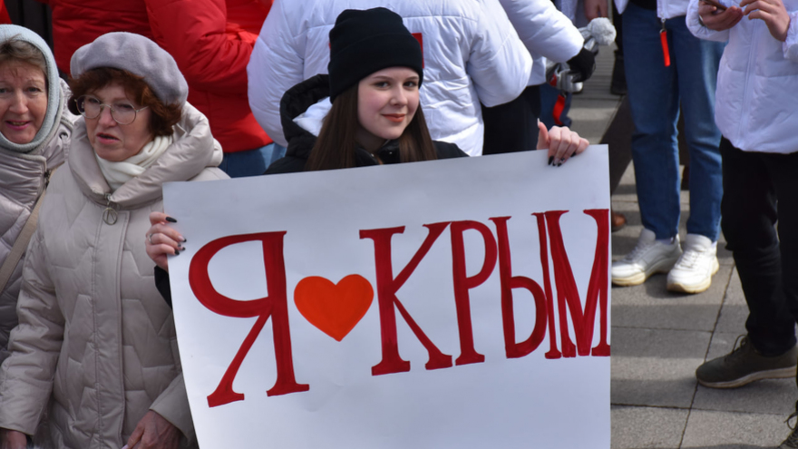 Тысячи людей пришли на крымский митинг в центре Саратова