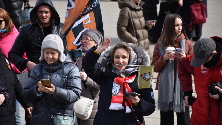 Тысячи людей пришли на крымский митинг в центре Саратова