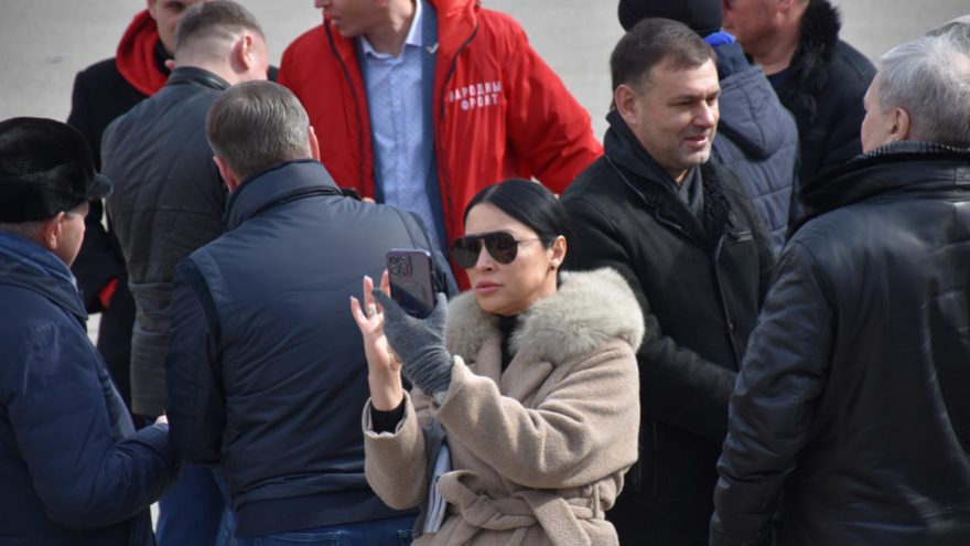 Тысячи людей пришли на крымский митинг в центре Саратова