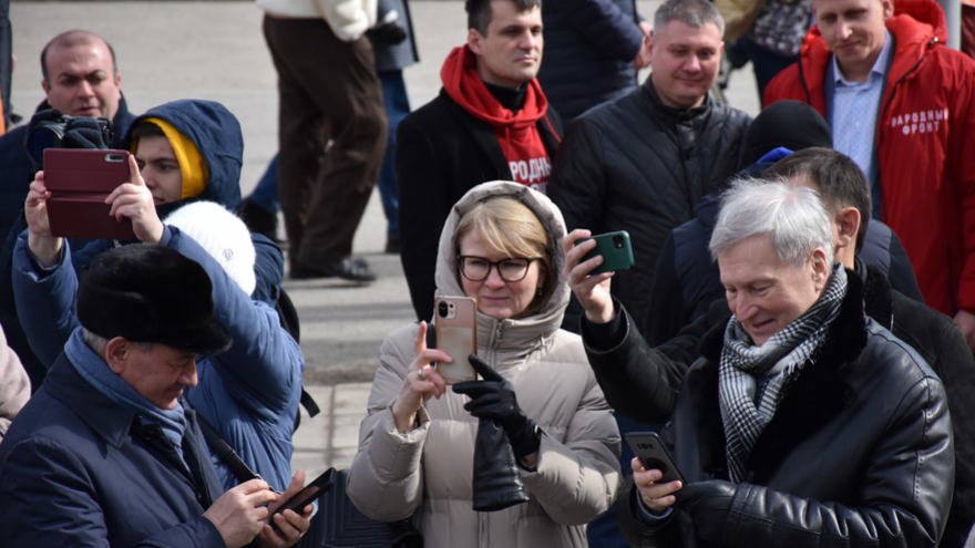 Тысячи людей пришли на крымский митинг в центре Саратова