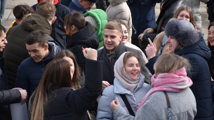 Тысячи людей пришли на крымский митинг в центре Саратова