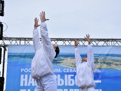 Тысячи людей пришли на крымский митинг в центре Саратова
