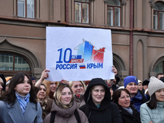 Тысячи людей пришли на крымский митинг в центре Саратова