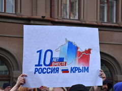 Тысячи людей пришли на крымский митинг в центре Саратова