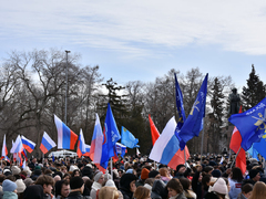 Тысячи людей пришли на крымский митинг в центре Саратова