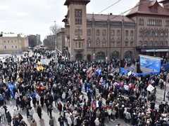 Тысячи людей пришли на крымский митинг в центре Саратова