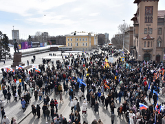 Тысячи людей пришли на крымский митинг в центре Саратова