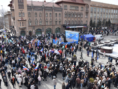 Тысячи людей пришли на крымский митинг в центре Саратова