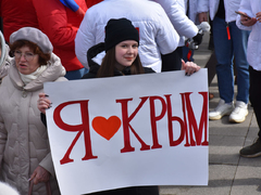 Тысячи людей пришли на крымский митинг в центре Саратова