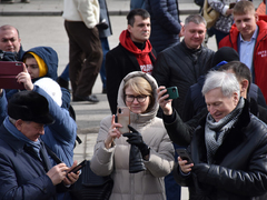 Тысячи людей пришли на крымский митинг в центре Саратова