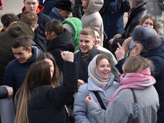 Тысячи людей пришли на крымский митинг в центре Саратова