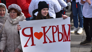 Тысячи людей пришли на крымский митинг в центре Саратова