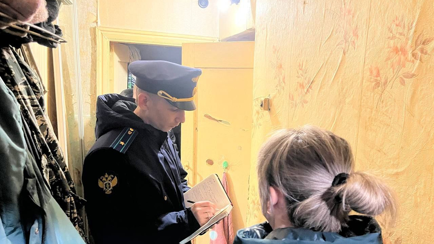 В ветхом доме провалился пол: женщина упала в подвал и ждала помощи несколько часов