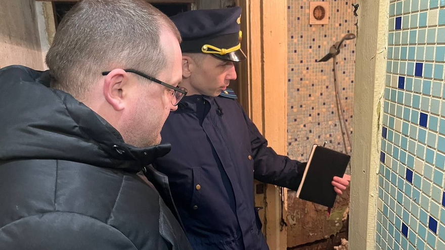 В ветхом доме провалился пол: женщина упала в подвал и ждала помощи несколько часов