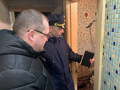 В ветхом доме провалился пол: женщина упала в подвал и ждала помощи несколько часов