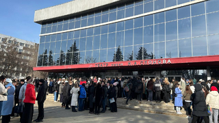 В Саратове толпа подростков собралась у театра перед встречей с Екатериной Мизулиной 