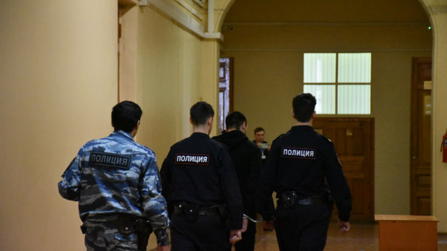 Саратовский суд отправил в строгую колонию организатора банды сутенеров