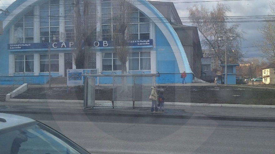 В Саратове сильный ветер ломал остановки, деревья, заборы и остановил трамваи