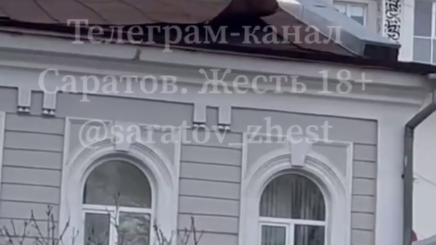 В Саратове сильный ветер ломал остановки, деревья, заборы и остановил трамваи