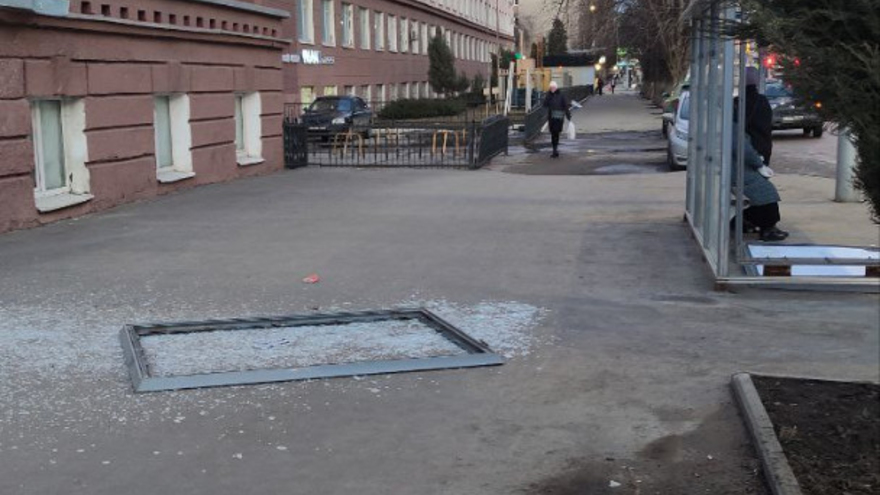 В Саратове сильный ветер ломал остановки, деревья, заборы и остановил трамваи